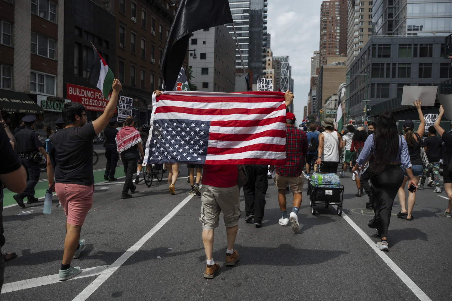 Warga Amerika bereaksi terhadap serangan AS terhadap Iran dengan kekhawatiran sekaligus dukungan terhadap Israel